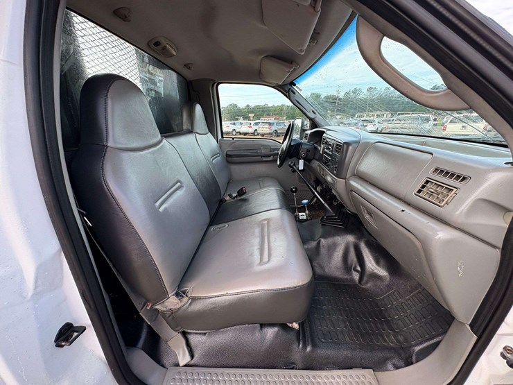 2003-ford-f550-image-17