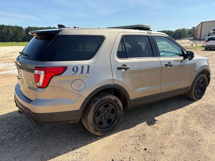 2016-ford-explorer-image-3