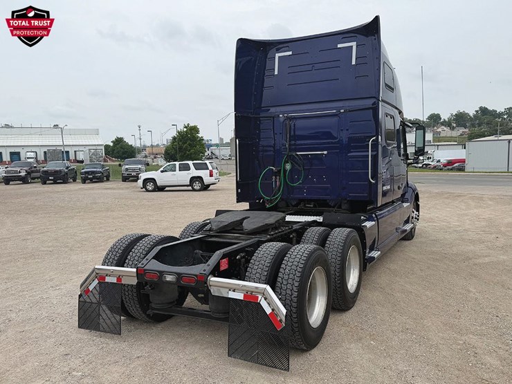 2022-volvo-vnl860-image-2
