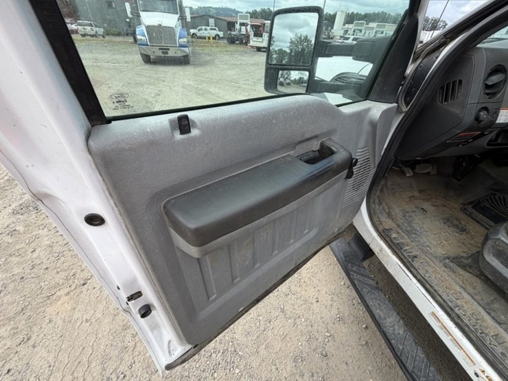 2012-ford-f550-image-28