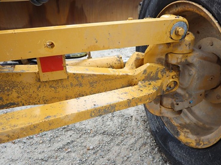 2016-caterpillar-140-image-22