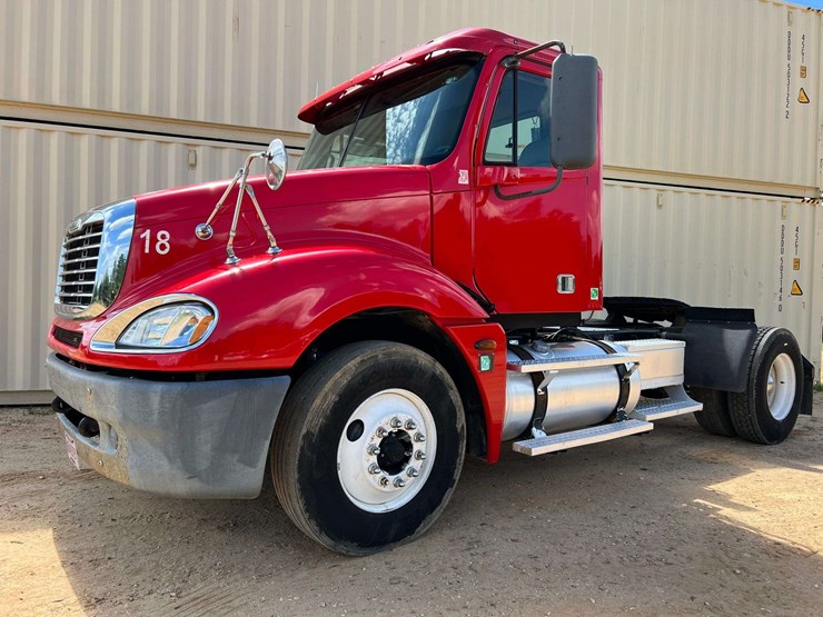 2006-freightliner-columbia-120-image-1