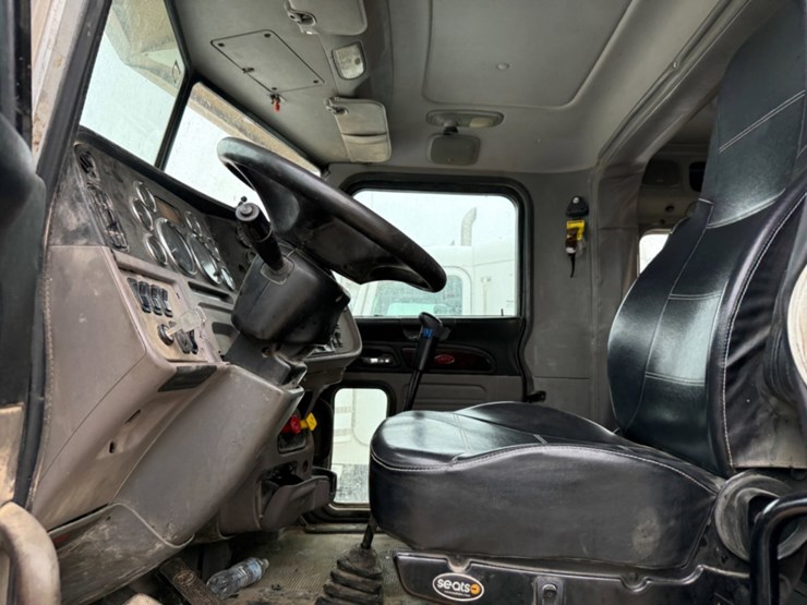 2013-peterbilt-367-image-11