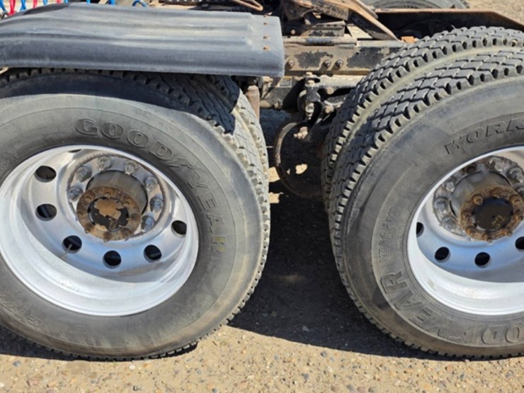 2013-peterbilt-388-image-16