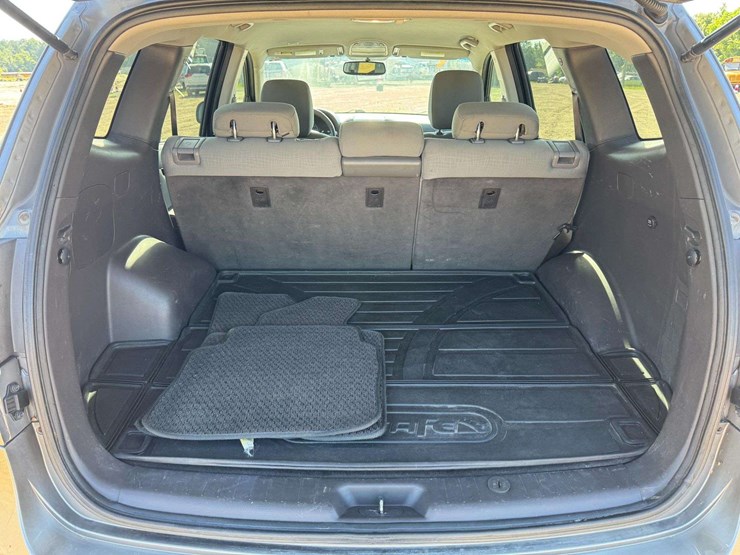 2011-hyundai-santa-fe-image-18