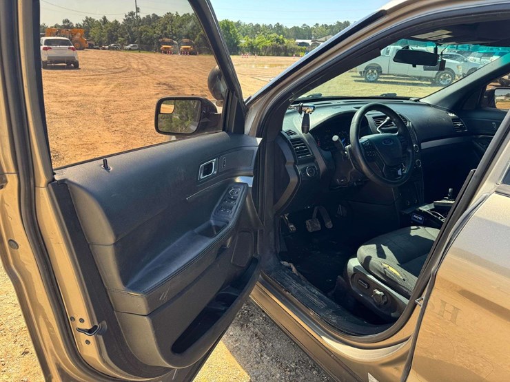 2016-ford-explorer-image-9