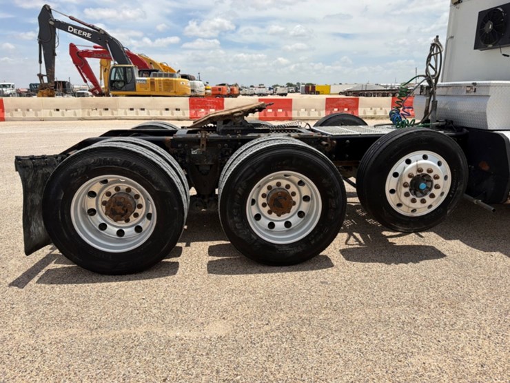 2013-kenworth-w900-image-6