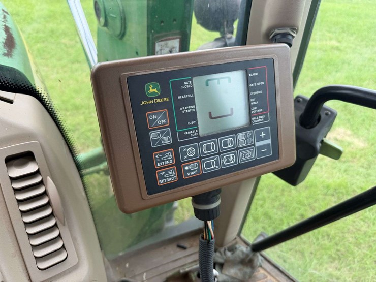 2010-john-deere-568-image-30