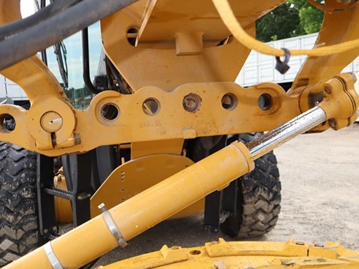 2016-caterpillar-140-image-35