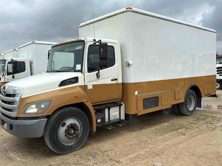 2015-hino-box-truck-image-1