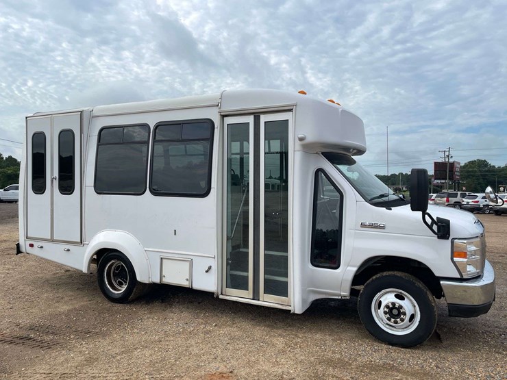 2019-ford-e350-image-4