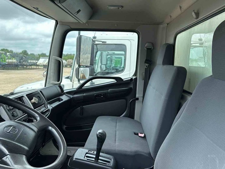 2011-hino-box-truck-image-8