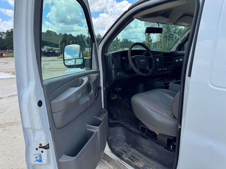 2013-chevrolet-express-2500-image-9