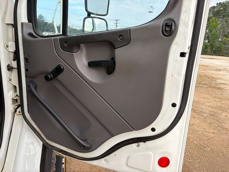 2013-freightliner-m2-106-image-19