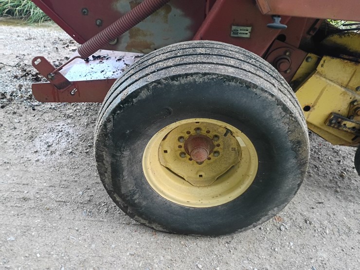new-holland-660-image-33