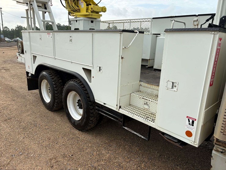 2013-freightliner-m2-106-image-25