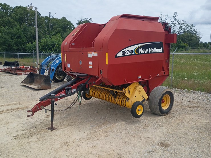 new-holland-br740-image-1