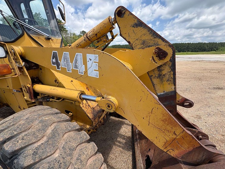 john-deere-444-image-26