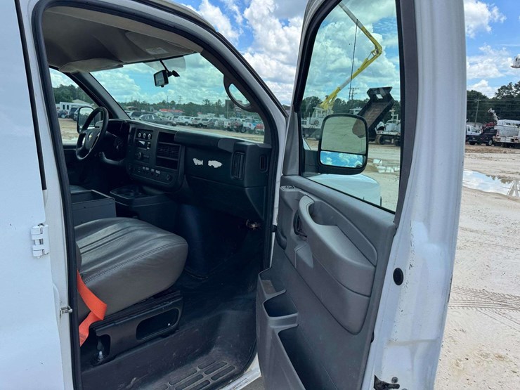 2013-chevrolet-express-2500-image-16