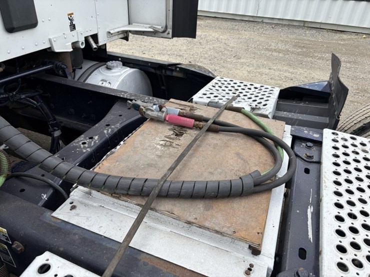 2016-kenworth-t680-image-27