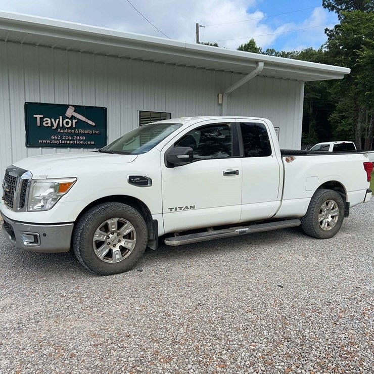 2017 NISSAN TITAN