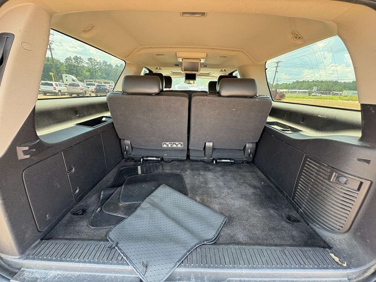 2012-chevrolet-suburban-1500-image-19