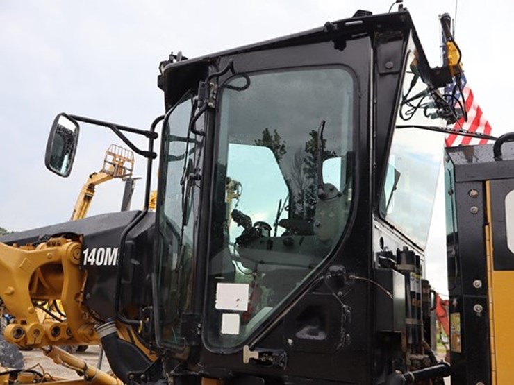 2016-caterpillar-140-image-45