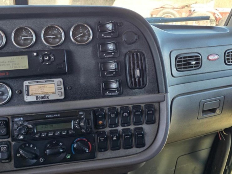 2013-peterbilt-388-image-10