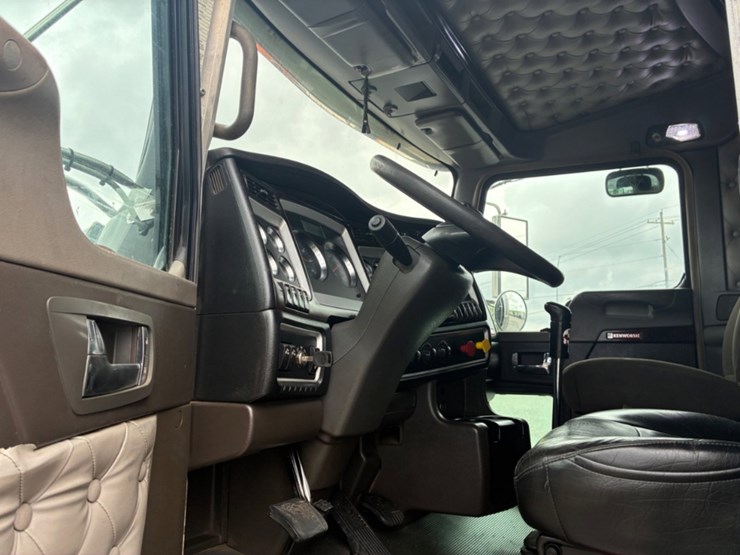 2018-kenworth-w900-image-8