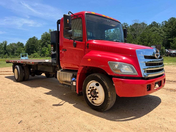 2014-hino-268-image-4
