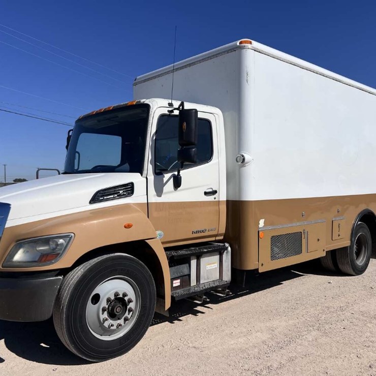 2014 HINO 185