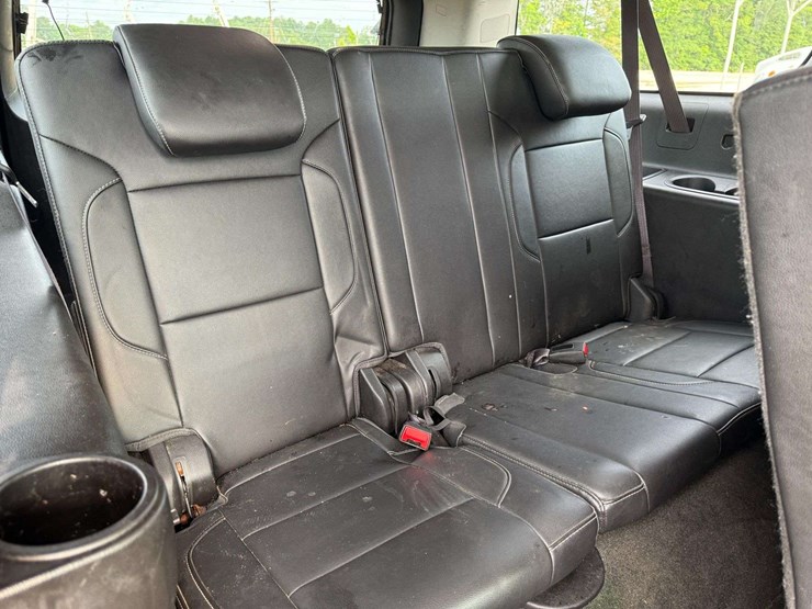 2016-chevrolet-suburban-1500-image-17