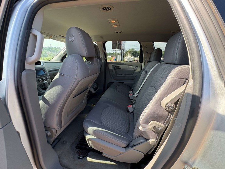 2016-chevrolet-traverse-ls-image-16