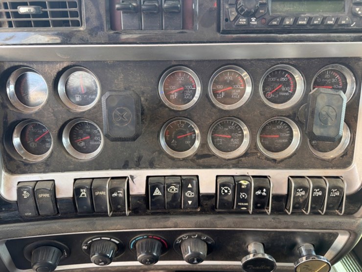 2013-kenworth-w900-image-16