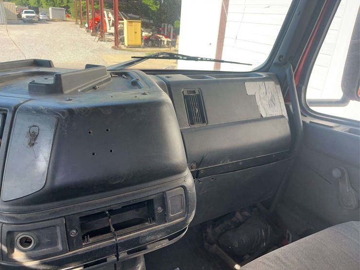 1999-volvo-vn-image-26