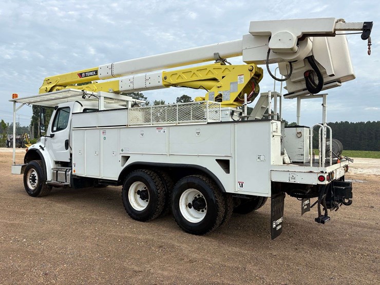 2013-freightliner-m2-106-image-2