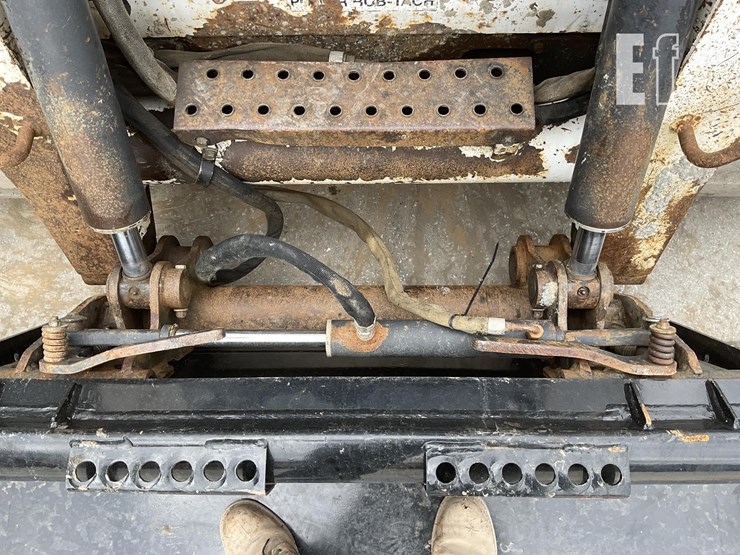 2008-bobcat-t320-image-12