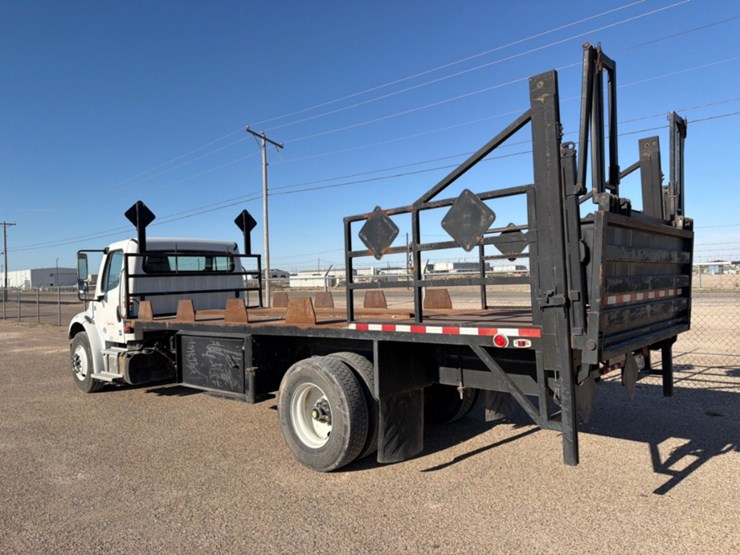2019-freightliner-m2-106-image-8