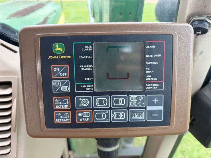 2010-john-deere-568-image-28