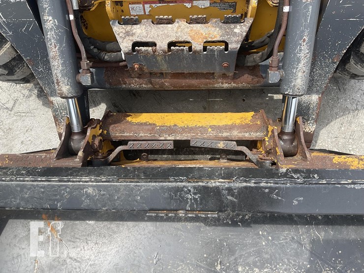 2016-deere-318e-image-10