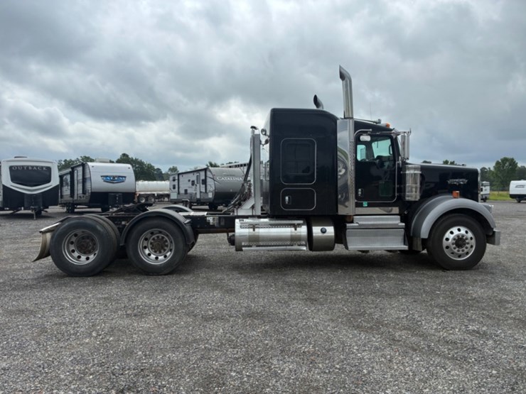 2018-kenworth-w900-image-3