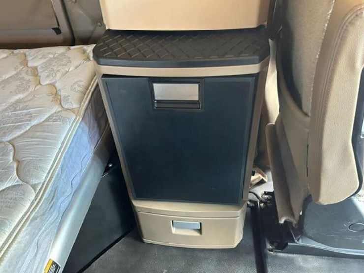 2020-kenworth-t680-image-31