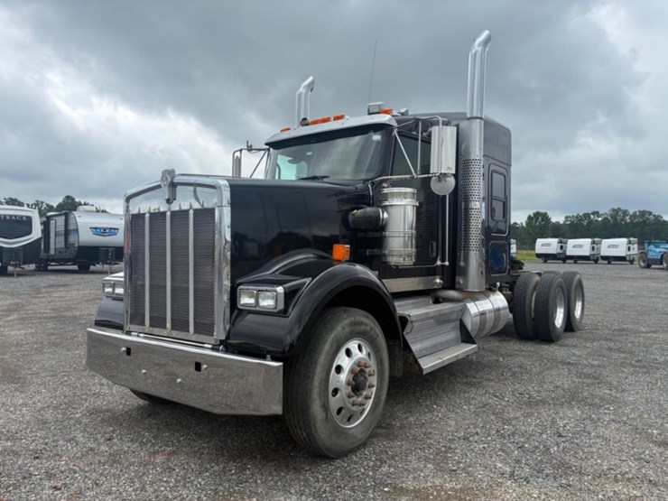 2018-kenworth-w900-image-1