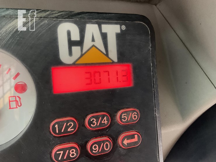 2014-caterpillar-242d-image-15