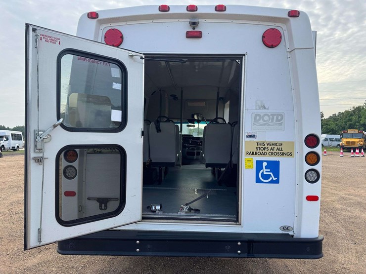 2018-ford-e350-image-21