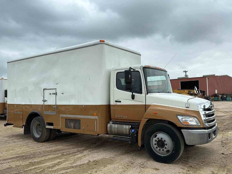 2011-hino-box-truck-image-3