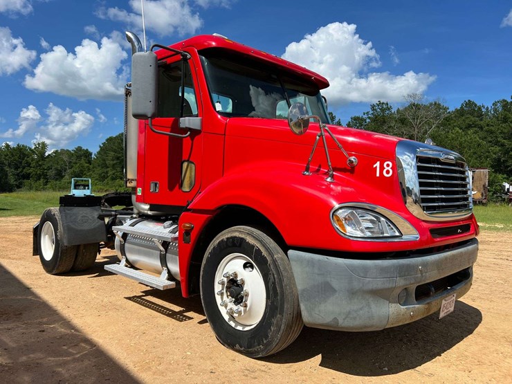 2006-freightliner-columbia-120-image-4