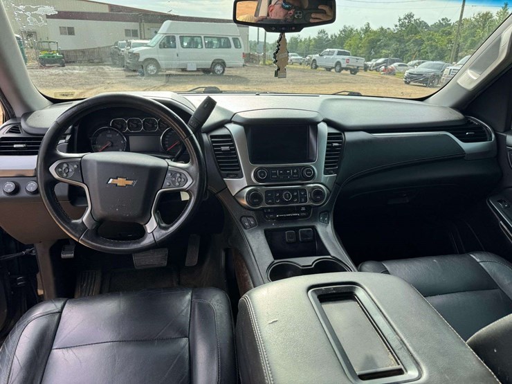 2016-chevrolet-suburban-1500-image-12
