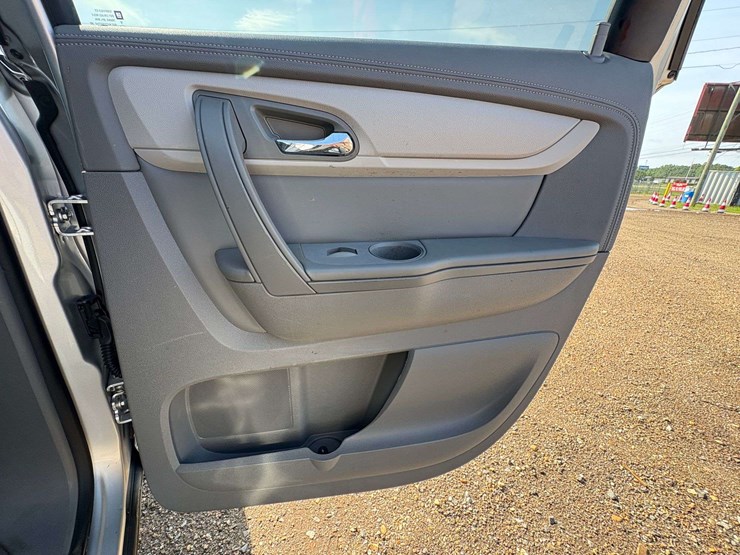 2016-chevrolet-traverse-ls-image-22