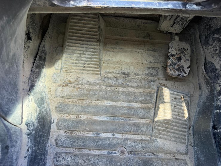 2019-caterpillar-236d3-image-27